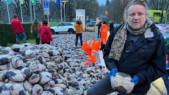 Der Künstler Volker-Johannes Trieb steht bei einer Protestaktion vor der FIFA-Zentrale in Zürich. © Alex Völkel/AWO WW Foto: Alex Völkel