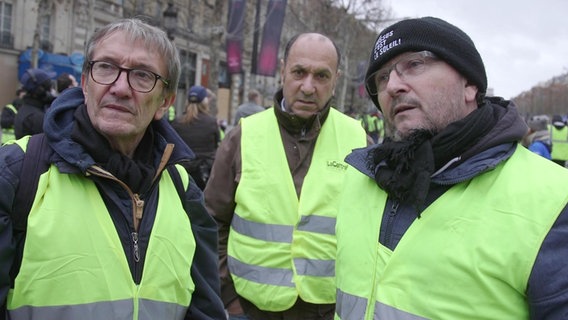 Gilets Jaunes - Tausende Demonstranten in gelben Westen protestieren in Frankreich gegen die Reformpläne von Präsident Macron. © NDR 