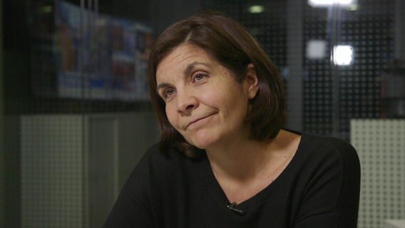 Céline Pigalle vom französischen TV-Sender BFM TV berichtet über die Proteste der sogenannten Gelbwesten in Frankreich. © NDR 