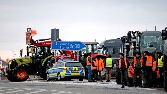 Landwirte mit Traktoren versperren die Autobahnaufahrt bei Dummerstorf zur Bundesautobahn A20 in Mecklenburg-Vorpommern. © dpa Foto: Frank Hormann