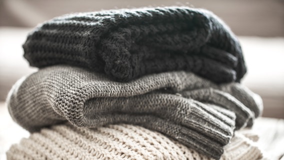 Ein Stapel von drei weichen Pullovern © fotolia.com Foto: puhimec