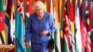 Queen Elizabeth II. läuft an einer Aufreihung von Flaggen entlang. © picture alliance / ASSOCIATED PRESS Foto: Steve Parsons