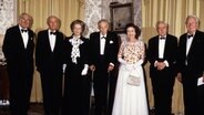 James Callaghan, Lord Home, Harold Macmillan, Margaret Thatcher, Lord Stockton, Queen Elizabeth II., Lord Wilson und Edward Heath. © picture alliance / empics | PA 