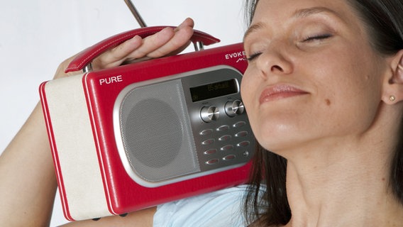 Frau hört mit geschlossenen Augen Radio © BR Foto: Gerry Schläger