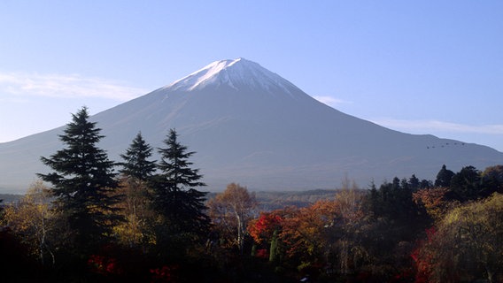 Blick auf die japanische Berglandschaft von Hakone und den Fuji. © picture alliance/Bildagentur-online 