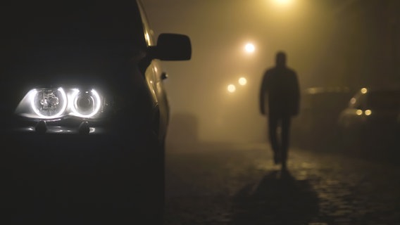 Gestalt geht in nebliger Nacht eine Straße entlang. Gestalt geht in nebliger Nacht eine Straße entlang. © fotolia Foto: realstock1