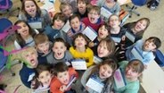 Die Schüler der dritten Klasse in der Grundschule am Hausberg lutschen Pfefferminzbonbons. © NDR Foto: Jantje Fischhold