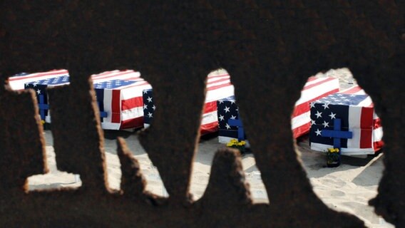 Blick durch ein Metallschild auf die Särge der im Irak getöteten US-Soldaten in Santa Monica © dpa - Report 