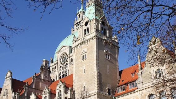 Neues Rathaus, Kuppelturm, vor blauem Himmel © NDR Foto: Wolf-Rüdiger Leister
