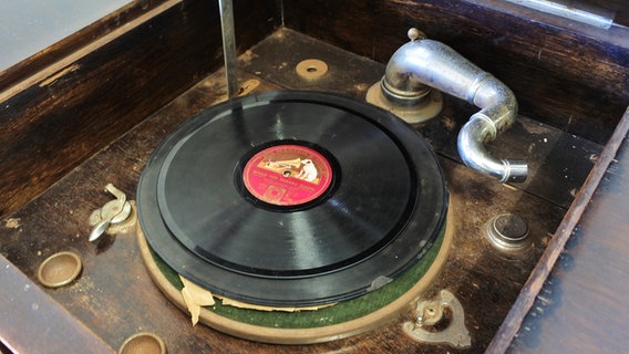 Vinyl-Schallplatte auf einem alten Grammophon © picture alliance / Photoshot 