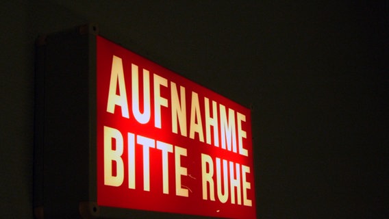 Leuchtendes Schild mit der Aufschrift "Aufnahme bitte Ruhe" © NDR Online Foto: Fritz Meffert
