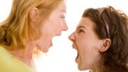 Zwei Frauen stehen sich gegenüber und schreien sich an. © picture-alliance 