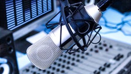 Mikrofon im Radiostudio © Tsian - Fotolia 