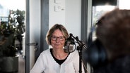 Kirsten Boie sitzt mit Jan Malte Andresen im Tonstudio des Landesfunkhauses in Kiel. © NDR Foto: Dominik Dührsen