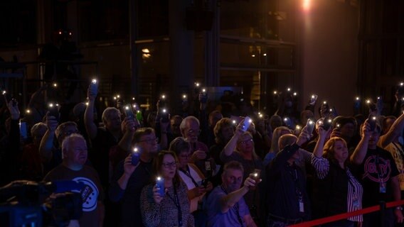 Das Publikum beim City Funkhauskonzert schwenken Taschenlampen im Takt der Musik © Uwe Pillat 