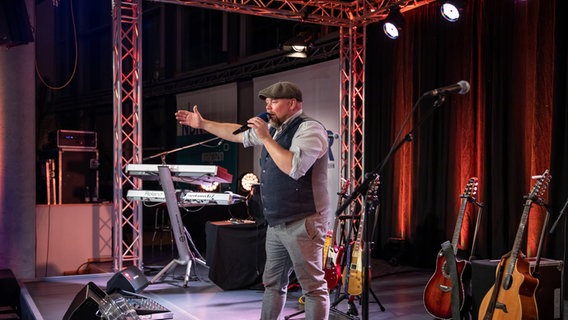 Stefan Kuna auf der der Bühne vom Funkhauskonzert in Schwerin © Uwe Pillat 