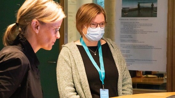 NDR Chefredakteurin Gordana Patett steht neben Berufsschullehrerin Inga Tränkner.  