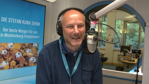 Frank Schliep aus Cramonshagen im Studio von NDR 1 Radio MV  