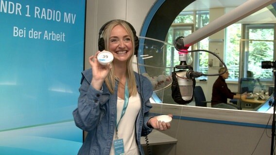 Jacqueline Krüger (34) aus Sagard auf Rügen im Studio von NDR 1 Radio MV  