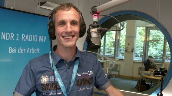 Sven Kuschnierz (35) aus Stralsund im Studio von NDR 1 Radio MV  