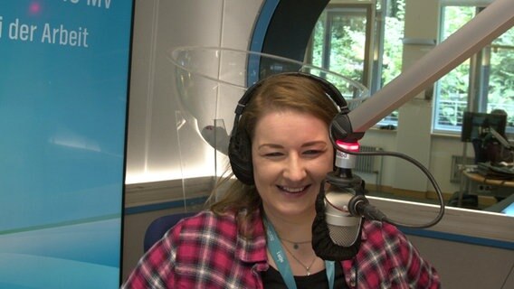Melanie Lepkowski (37) aus Schwerin im Studio von NDR 1 Radio MV  