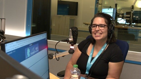 Lina Kronwald aus Rostock im Studio von NDR 1 Radio MV  