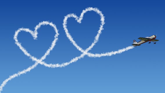 Eine Propellermaschine "malt" Herzsymbole in einen Himmel. © fotolia Foto: fotomek