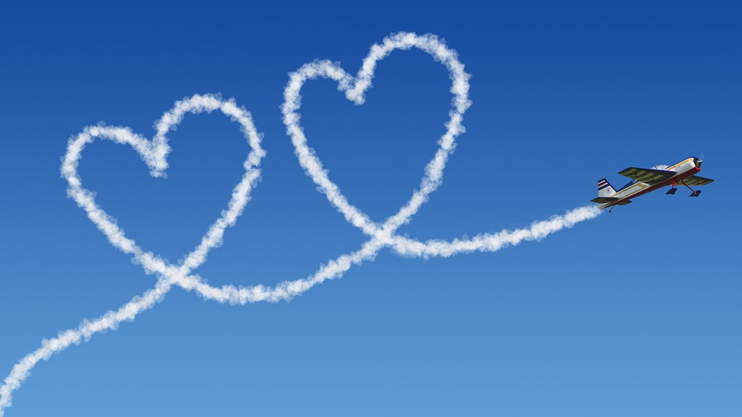 Сердце полетело. Сердце с самолетом. Сердце в небе самолет. Самолет в небе. Открытка "самолёт".