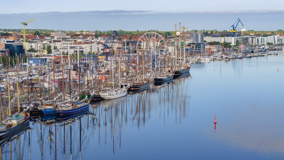 Segelschiffe liegen im Rostocker Hafen bei der Hanse Sail 2023. © TZRW/Berthold Brinkmann Foto: Berthold Brinkmann