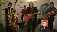 Die Juke Boys, eine Elvis-Presley-Coverband, spielen im Newsroom von NDR 1 Radio MV.  