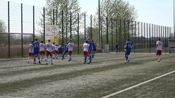 Neubrandenburger Fußballspieler auf dem Platz. © NDR 