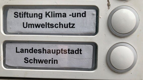 Das Klingelschild der Stiftung Klima- und Umweltschutz © picture alliance Foto: Frank Pfaff