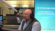 Stefan Kuna im Studio von NDR 1 Radio MV.  