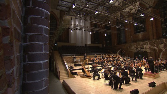 Die 70 Musiker der Neubrandenburger Philharmonie interpretieren den Song "Last Christmas". © NDR 