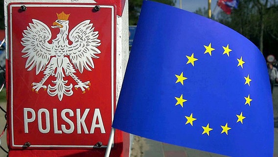 EU-Flagge neben polnischem Hoheitszeichen © picture-alliance / ZB Foto: Stefan Sauer