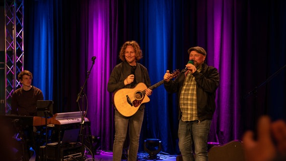 Stefan Kuna mit Michael Schulte auf der Bühne © NDR Foto: Uwe Pillat