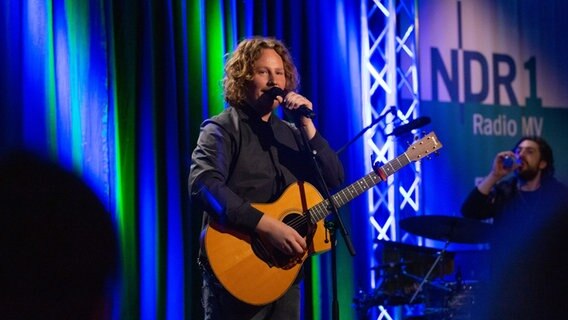 Zwischen den Songs erzählt Michael Schulte bewegende Geschichten aus seinem Leben als Musiker © NDR Foto: Svenja Pohlmann