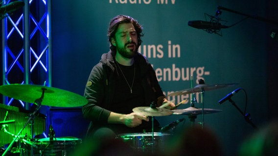 Schlagzeuger Nando Schaefer © NDR Foto: Svenja Pohlmann
