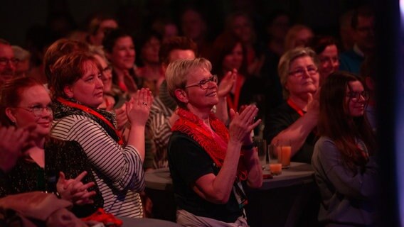 Publikum bei einem Konzert © NDR Foto: Svenja Pohlmann