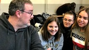Schüler des John-Brinckman-Gymnasium in Güstrow und NDR Reporter Thomas Nädler bearbeiten einen Radio-Beitrag © NDR Foto: NewComerNews