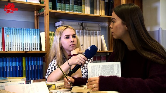 Schüler des John-Brinckman-Gymnasium in Güstrow führen Interviews über Handynutzungsgewohnheiten. © NDR Foto: NewComerNews