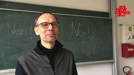 Lehrer des Pädagogiums Schwerin steht vor Tafel © NDR Foto: NDR