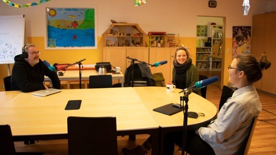 Zwei Frauen sitzen vor dem Mikrofon. © NDR Foto: Kathrin Weigel