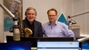 Andreas Pasternack und Joachim Böskens im Studio von NDR 1 Radio MV  Foto: Jan-Philipp Baumgart