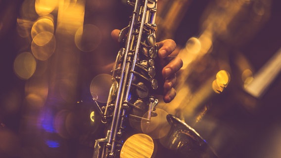 Eine Hand am Saxophon © iStock Foto: golero