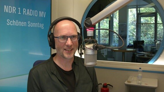 Andrè Schumacher im Studio von NDR 1 Radio MV.  
