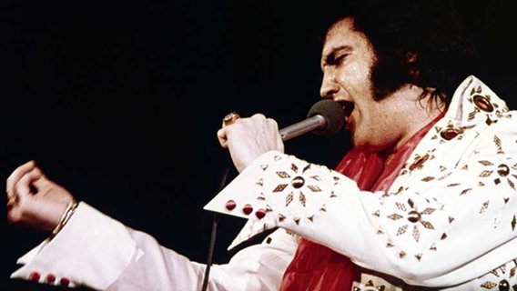 Elvis Presley auf der Bühne © picture-alliance / KPA TG 
