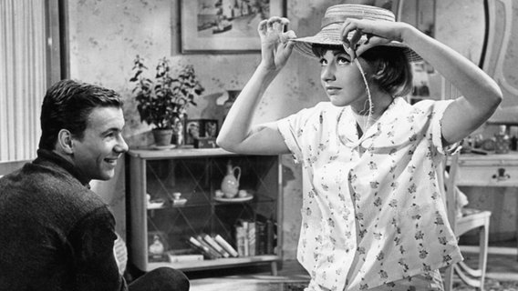 Götz George im Film "Jacqueline" 1959 zusammen mit Johanna von Koczian. © picture-alliance / akg-images 
