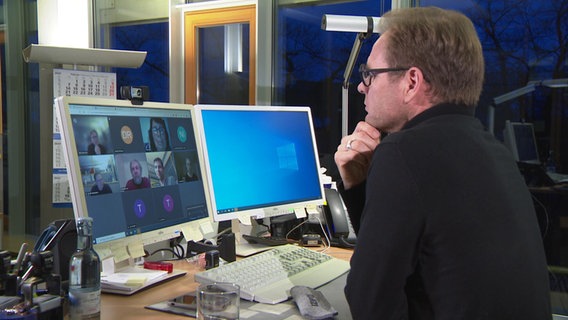 Thilo Tautz im Gespräch mit Zuschauern und Zuschauerinnen des Nordmagazins. Thilo Tautz im Gespräch mit Zuschauern und Zuschauerinnen des Nordmagazins.