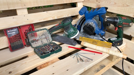 Verschiedene Werkzeuge und Handwerkssachen liegen auf einer Palette © NDR Foto: Jan Baumgart